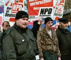 Mathias Wirth (in Tarnjacke) trotz Austritt im NPD-Block beim Neonazi-Aufmarsch in NB